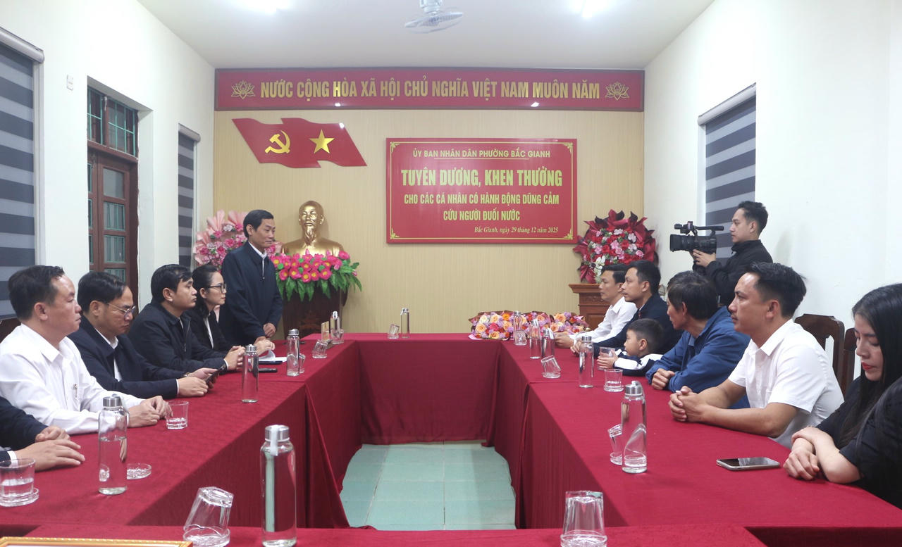 Chủ tịch UBND phường Bắc Gianh phát biểu tại lễ khen thưởng, biểu dương nghĩa cử cứu người trong đêm mưa lạnh.