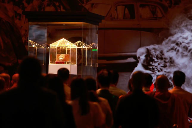 Xá-lợi Trái tim Bồ-tát Thích Quảng Đức tôn trí tại Việt Nam Quốc Tự, rất đông đại biểu quốc tế và Tăng Ni, Phật tử, đồng bào về chiêm bái