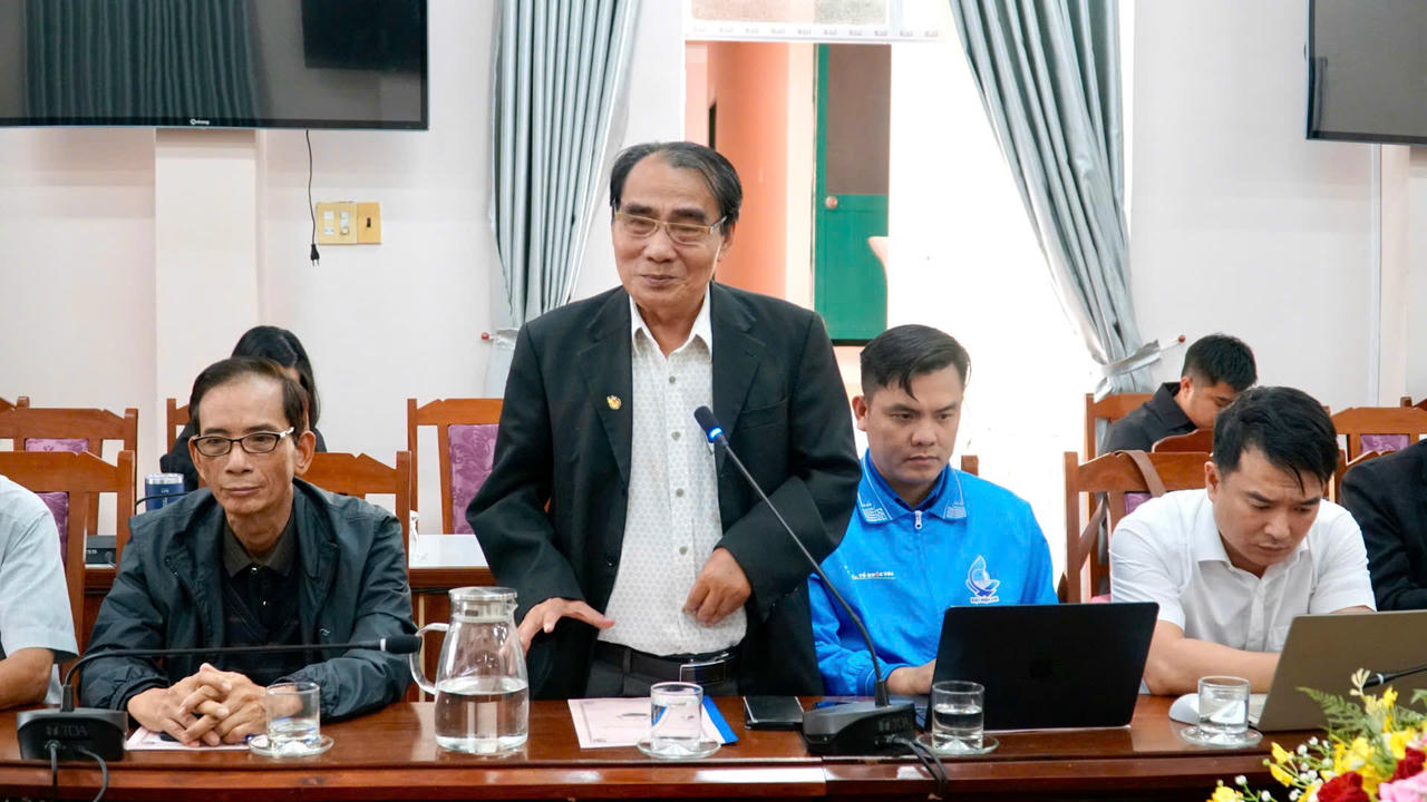 Cử tri Đỗ Nguyên Hùng phát biểu tại buổi tiếp xúc.