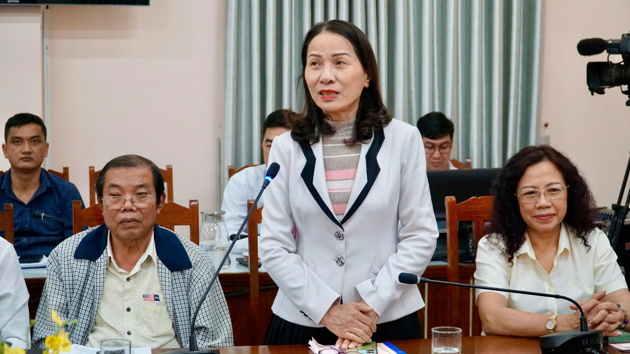 Cử tri Phạm Thị Kim Mai, Chủ tịch Hội làm vườn tỉnh Gia Lai thông tin tại buổi tiếp xúc.