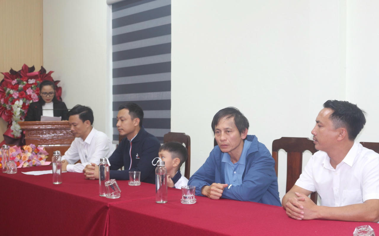 Những người dân bình dị được khen thưởng vì nghĩa cử dũng cảm cứu người giữa đêm mưa lạnh.