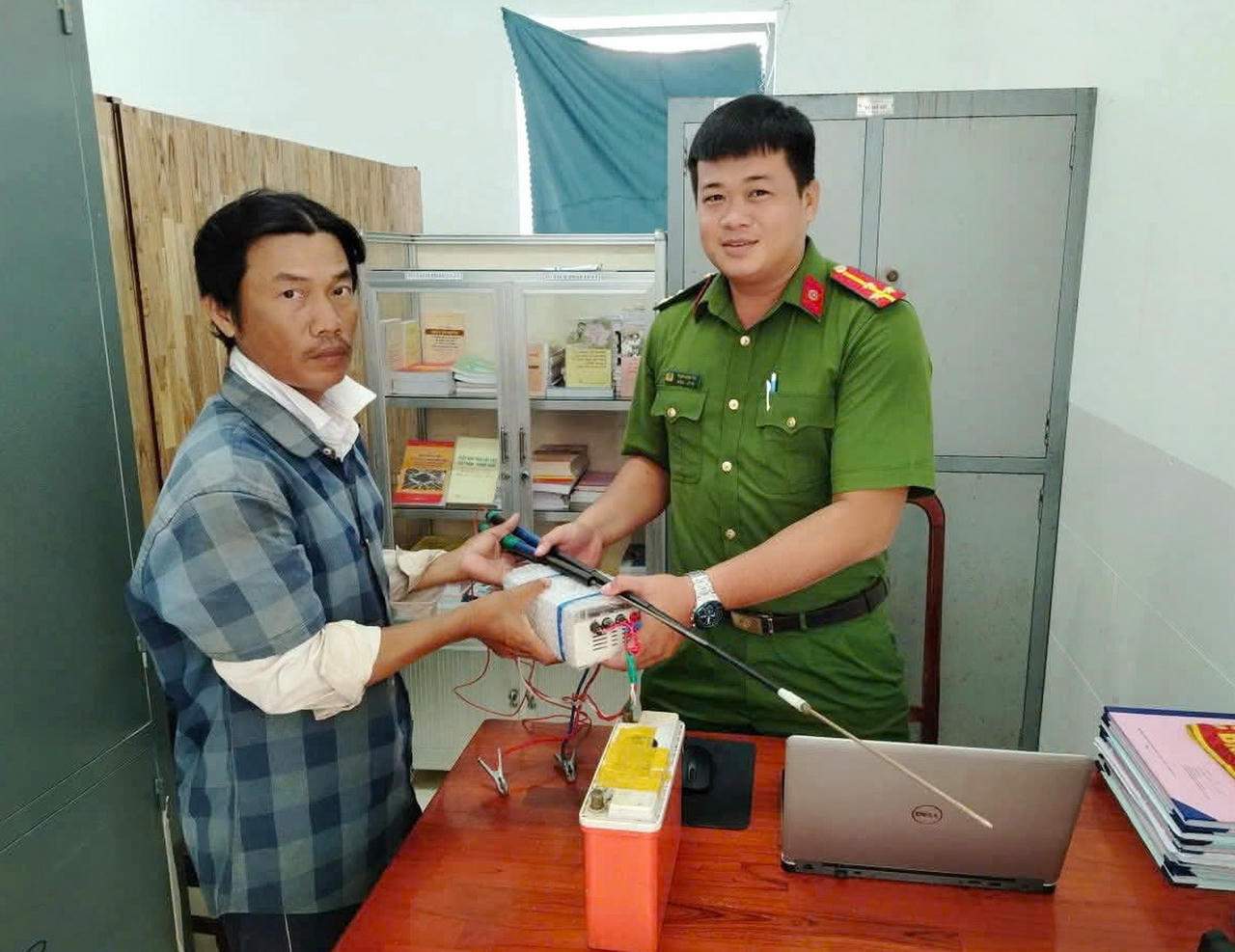 Người dân tự nguyện giao nộp công cụ kích điện tại Công an phường Vĩnh Trạch.