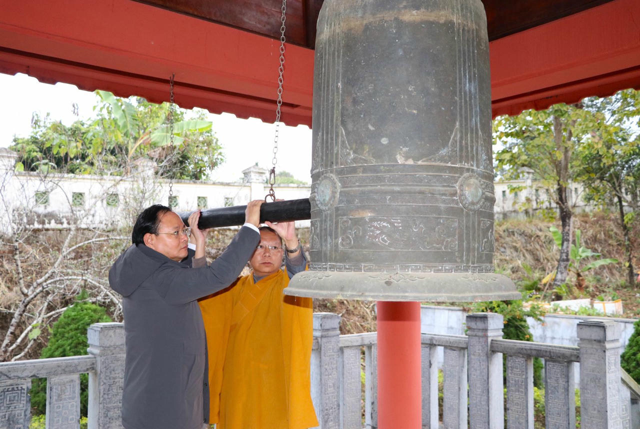 Bí thư tỉnh Lai Châu Lê Minh Ngân, Đại đức Thích Minh Nhật thực hiện nghi thức thỉnh chuông cầu nguyện quốc thái dân an, siêu độ vong linh các Anh hùng liệt sĩ.&nbsp;(Ảnh: Đinh Lan - Thu Hoài)