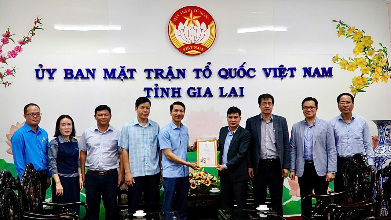 Tỉnh Gia Lai trao thư cảm ơn cho Bộ Xây dựng.