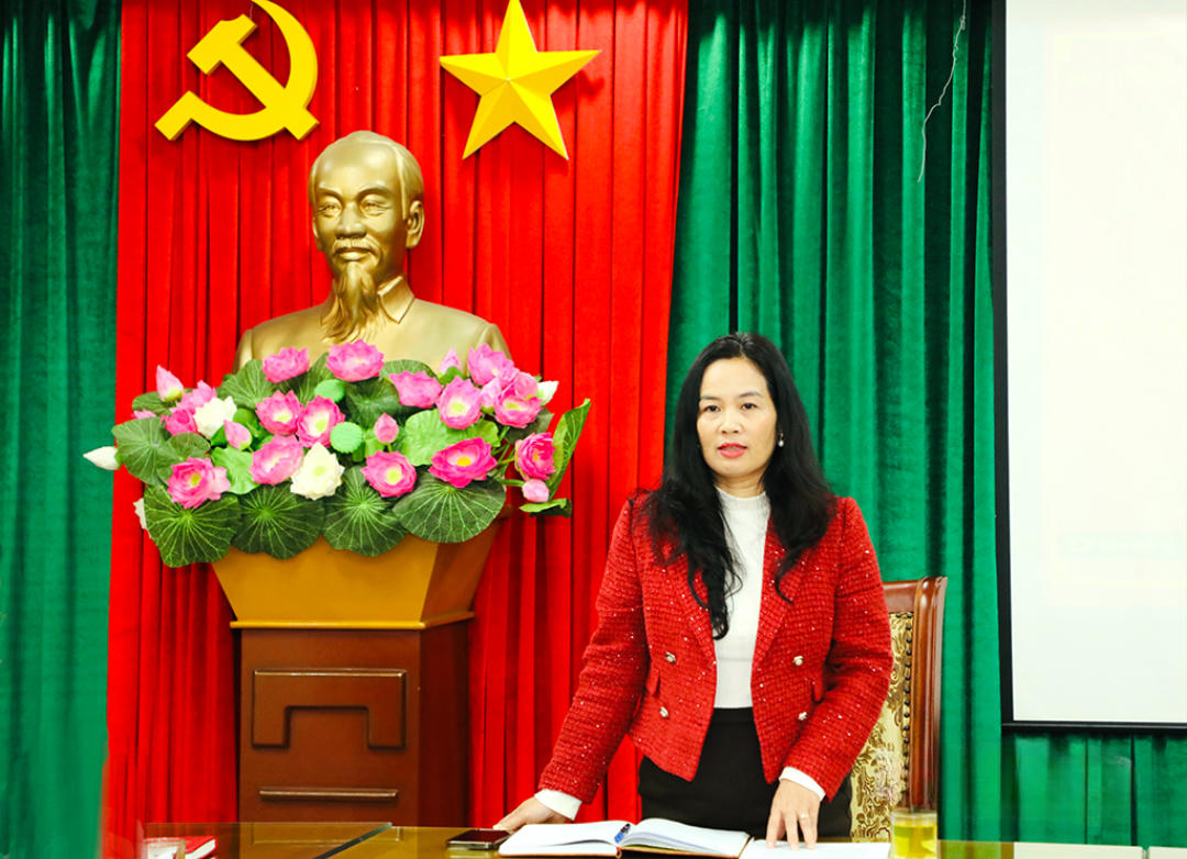 Bà Nguyễn Thị Kim Phượng - Phó Trưởng Ban Tuyên giáo và Dân vận Tỉnh ủy Ninh Bình phát biểu định hướng tuyên truyền tháng 1/2026. (Ảnh: Trần Thoan)