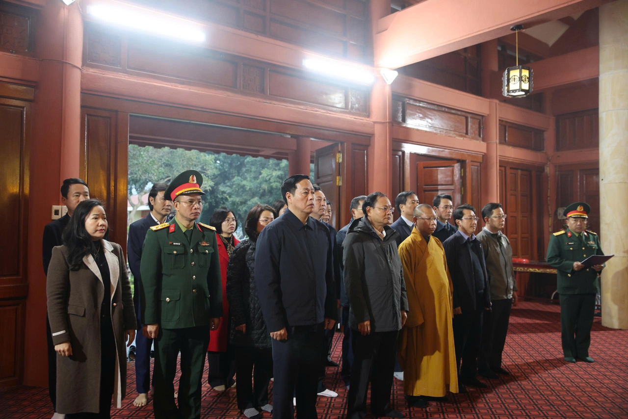 Đoàn đại biểu dâng hương tại Phòng thờ Bác Hồ tại Nghĩa trang Liệt sĩ tỉnh. (Ảnh:&nbsp;Đinh Lan - Thu Hoài)