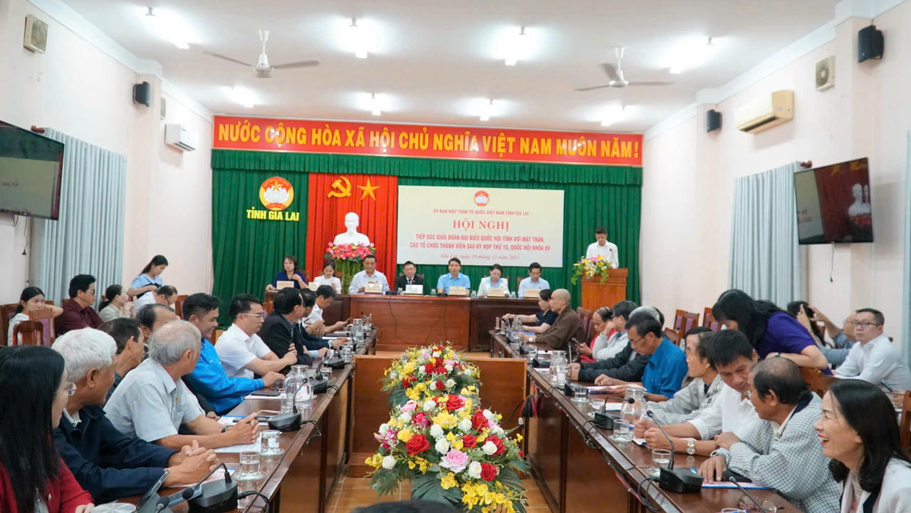 Toàn cảnh buổi tiếp xúc cử tri.