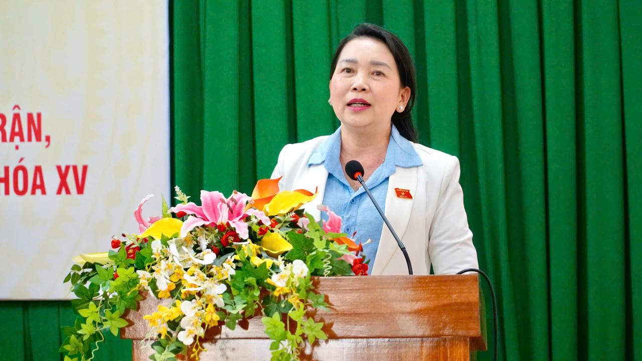 Bà Lý Tiết Hạnh, Phó Trưởng Đoàn đại biểu Quốc hội tỉnh Gia Lai báo cáo kết quả Kỳ họp thứ 10, Quốc hội khóa XV.