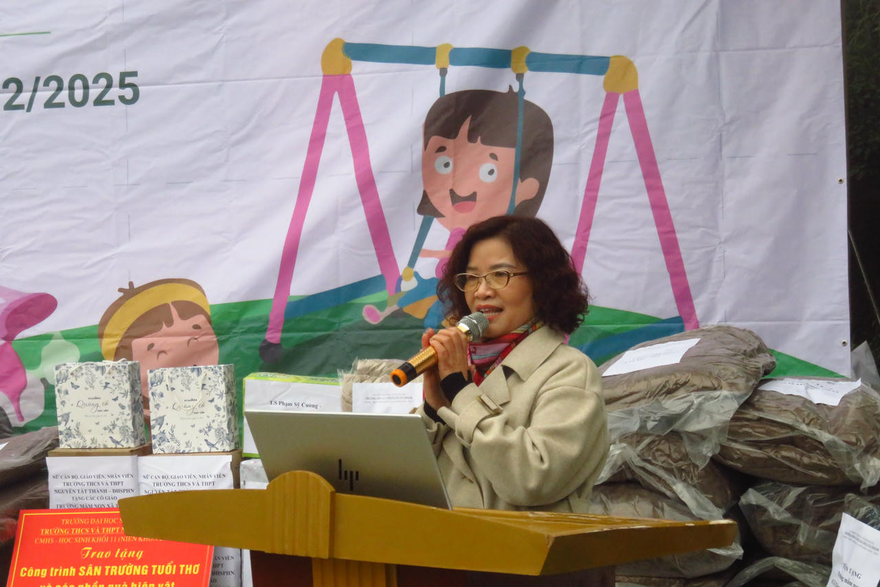 Cô giáo Hà Song Hải Liên phát biểu trao tặn công trình Sân trường mầm non tuổi thơ.