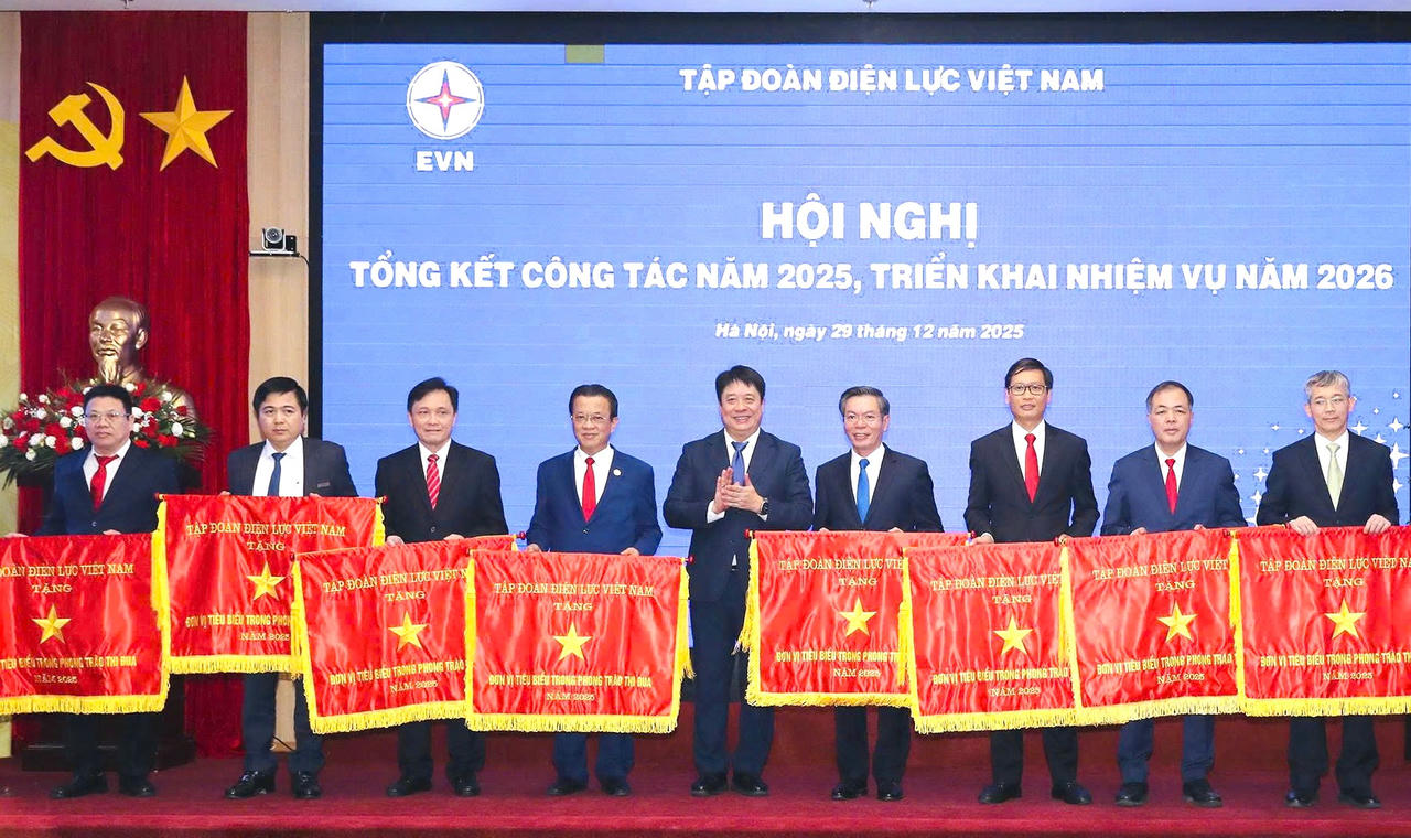 TGĐ EVN trao cờ cho các đơn vị tiêu biểu năm 2025