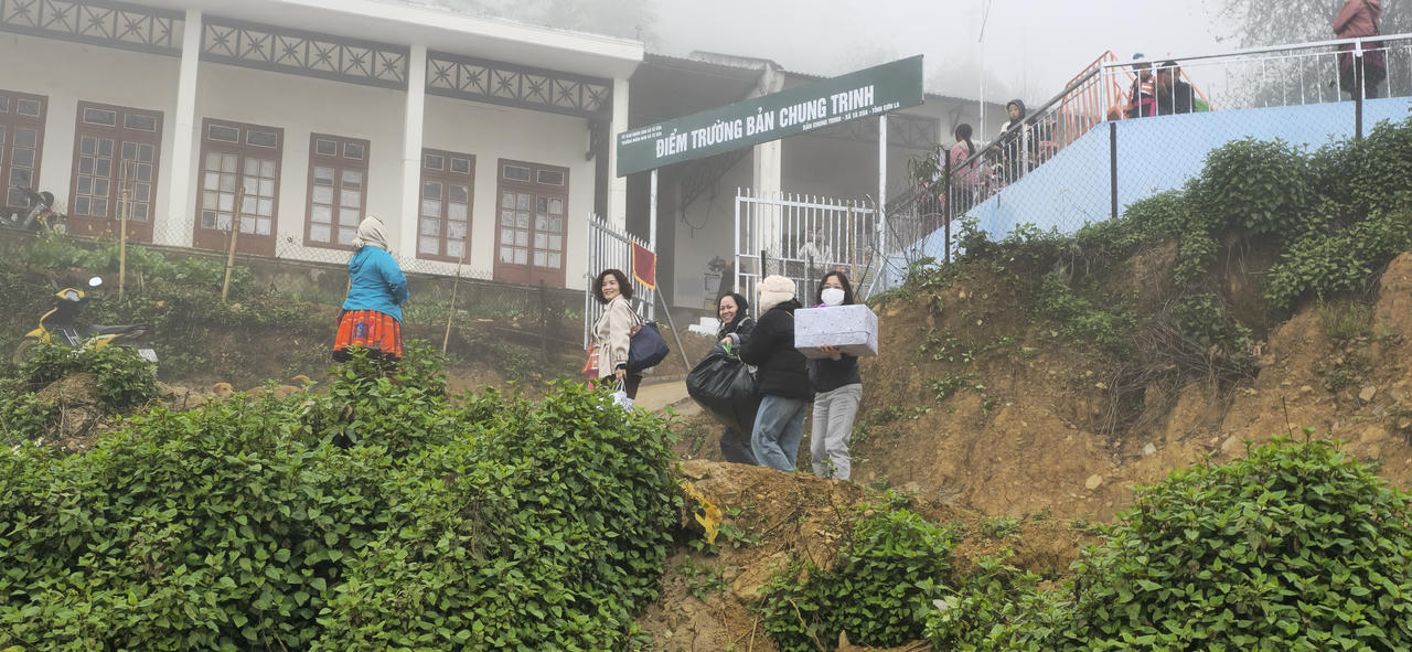 Điểm trường Chung Trinh nằm trên lưng chừng núi.