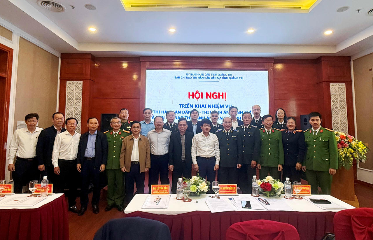 Các đại biểu dự hội nghị chụp ảnh lưu niệm.