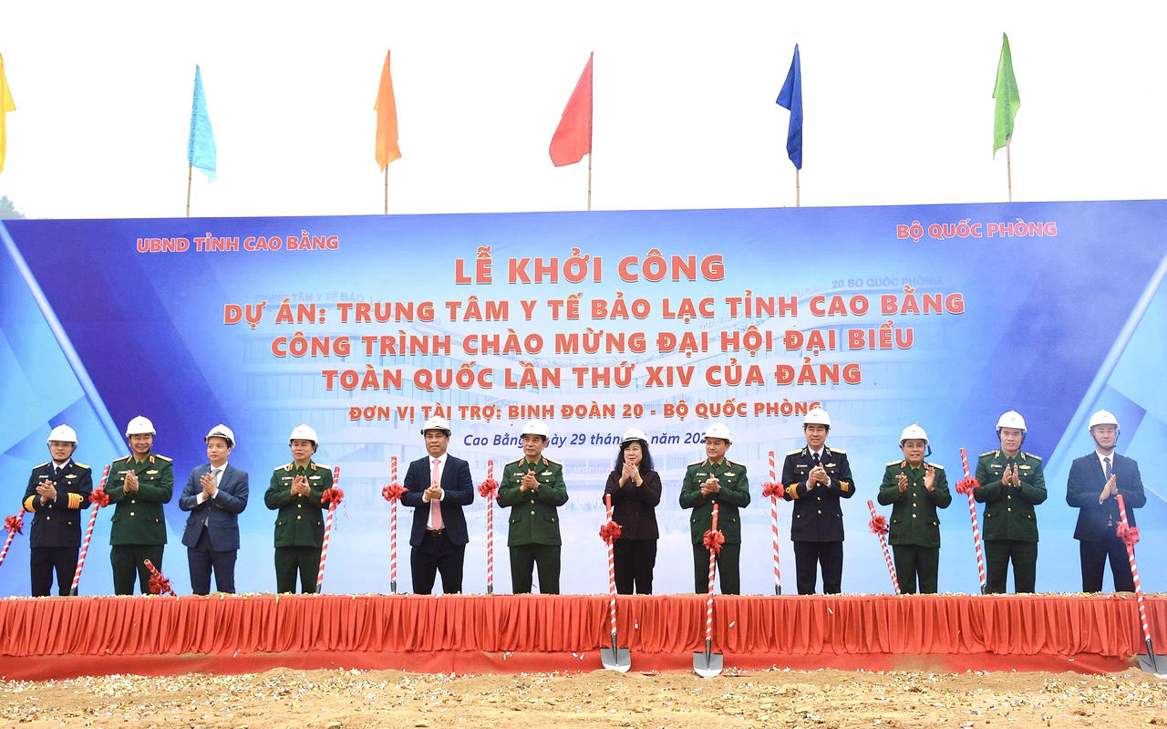 Bộ trưởng Bộ Quốc phòng Phan Văn Giang và Bộ trưởng Bộ Y tế Đào Hồng Lan cùng lãnh đạo các đơn vị thực hiện nghi thức khởi công dự án. (Ảnh: Sở VHTT&amp;DL Cao Bằng)