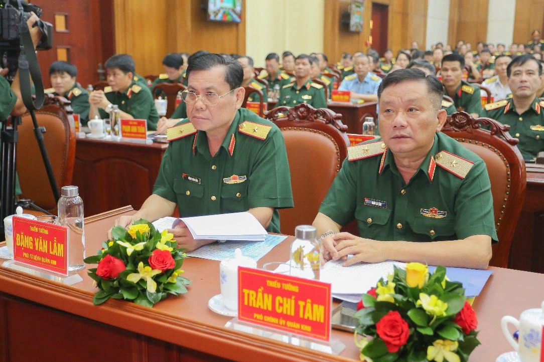 Thủ trưởng Bộ Tư lệnh Quân khu dự hội nghị.