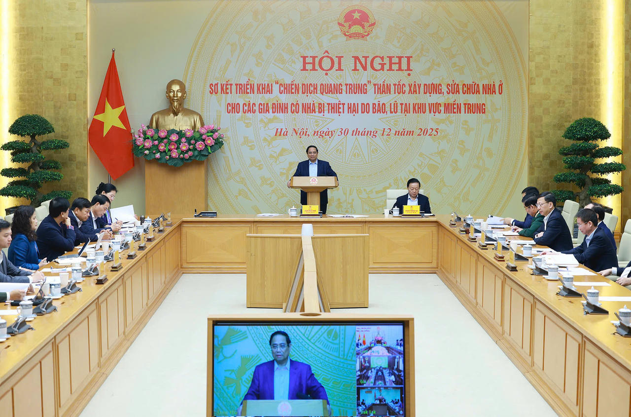 Thủ tướng Chính phủ Phạm Minh Chính chủ trì Hội nghị sơ kết "Chiến dịch Quang Trung" thần tốc xây dựng lại, sửa chữa nhà ở cho các hộ dân có nhà bị thiệt hại do bão, lũ tại khu vực miền Trung - Ảnh: VGP/Nhật Bắc