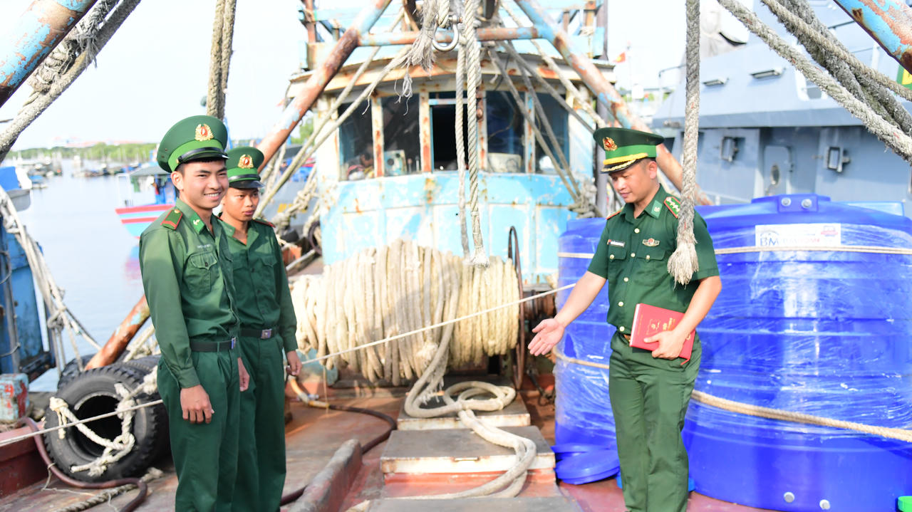 Lực lượng chức năng tiến hành kiểm tra hàng hóa trên tàu BT 94466TS.