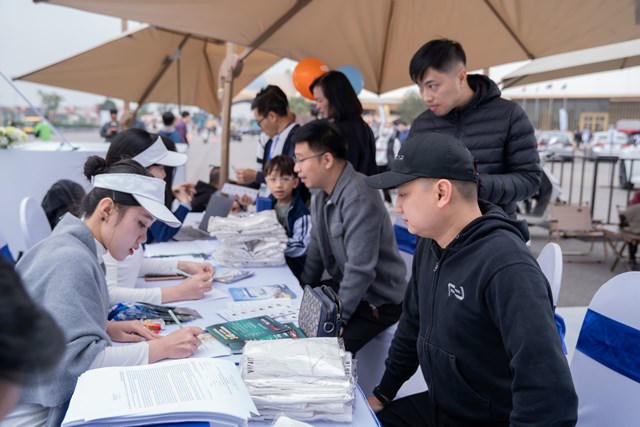 Sức hút từ những mẫu xe mới như Minio Green khiến gian hàng VinFast tại VMS 2025 luôn tấp nập khách đăng ký lái thử