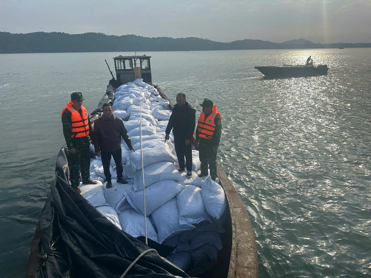 Qua kiểm tra, trên các phương tiện chở 900 bao tải đựng quả cau khô không có giấy tờ hợp pháp, tổng trọng lượng 27 tấn, trị giá trên 3 tỉ đồng.