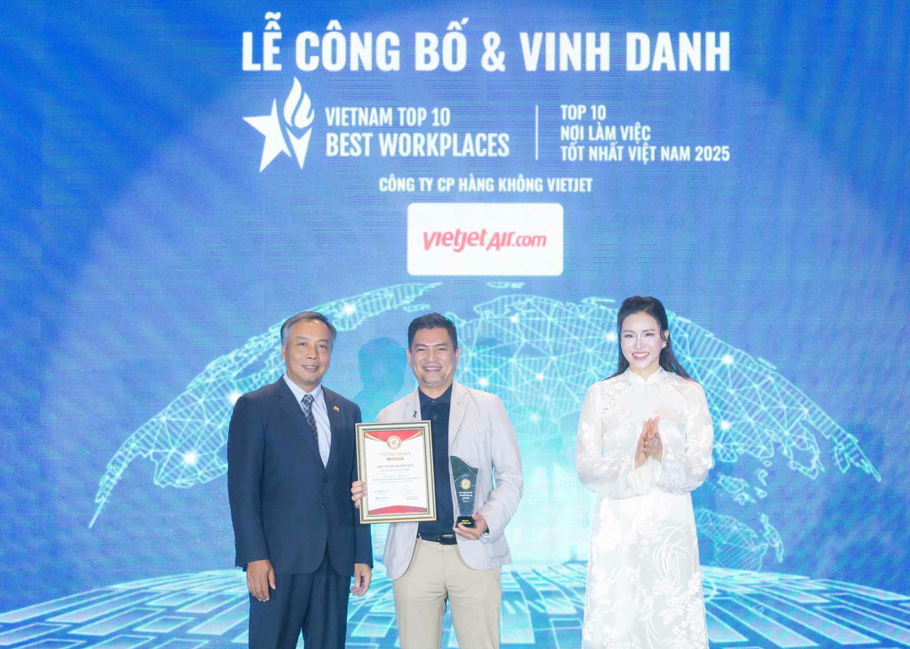 Đại diện Vietjet nhận chứng nhận Top 10 Nơi làm việc tốt nhất Việt Nam 2025 tại Lễ công bố và vinh danh Vietnam Best Workplaces.