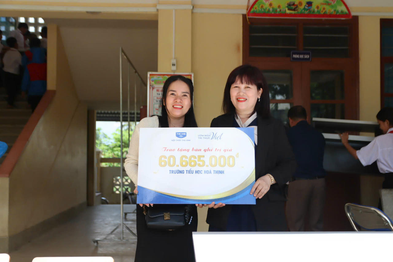 Đại diện Nội Thất The One trao tặng thiết bị cho Trường Tiều học Hòa Thịnh