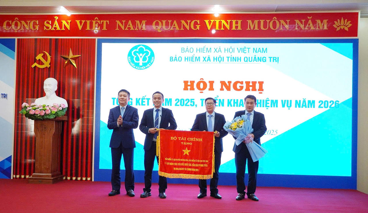 Trao Cờ thi đua của Bộ Tài chính cho 1 tập thể có thành tích xuất sắc trong phong trào thi đua.. 