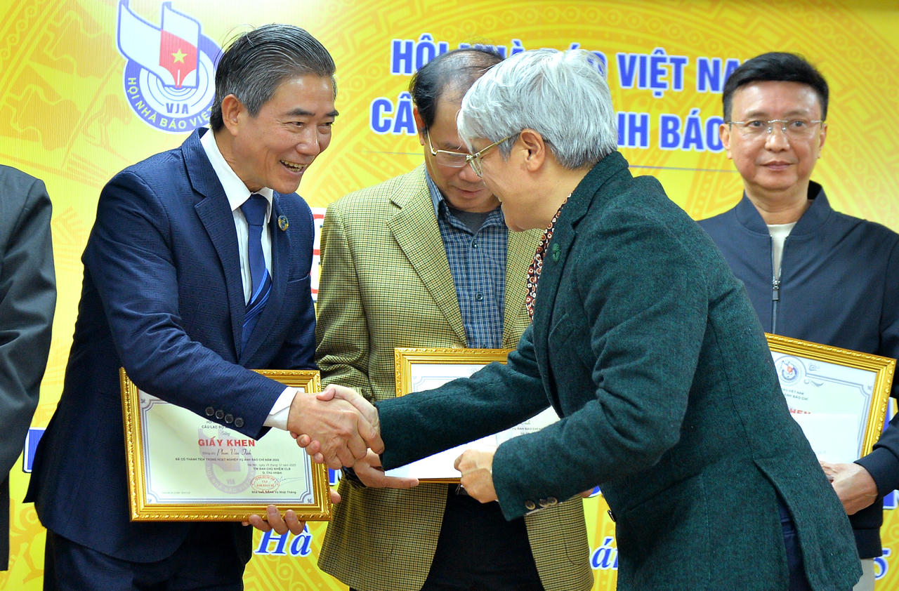 Nhà báo, NSNA Hà Hồng – Ủy viên Ban Chủ nhiệm CLB tặng Giấy khen cho hội viên có thành tích trong hoạt động nghiệp vụ ảnh báo chí.&nbsp;( Ảnh: CLB Ảnh báo chí )