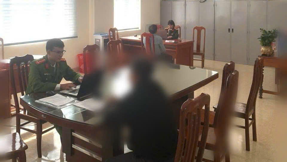 Công an tỉnh Quảng Trị làm việc với trường hợp chia sẻ thông tin sai sự thật trên không gian mạng.