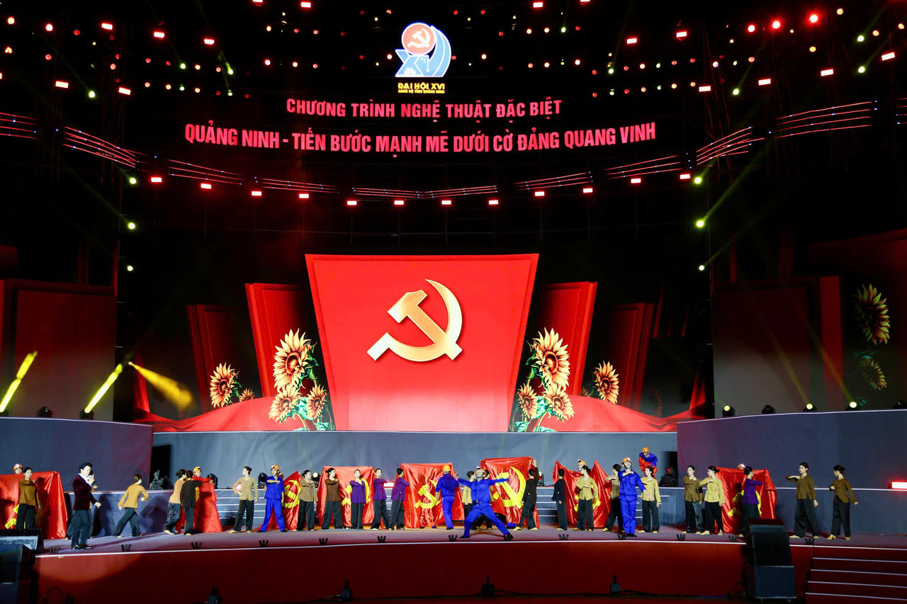 Chương trình được đầu tư công phu với nhiều tiết mục ca, múa, nhạc hiện đại; hệ thống âm thanh, ánh sáng, visual, mapping quy mô lớn; điểm nhấn là màn bắn pháo hoa nổ tầm cao cùng sự tham gia của nhiều nghệ sĩ, ca sĩ, ban nhạc nổi tiếng.