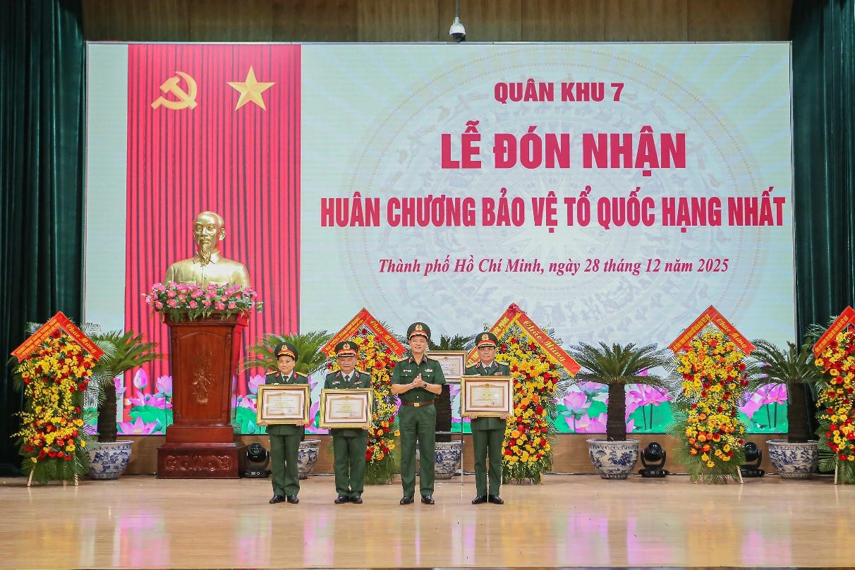 Thượng tướng Nguyễn Trường Thắng, Ủy viên Trung ương Đảng, Ủy viên Quân ủy Trung ương, Thứ trưởng Bộ Quốc phòng thừa ủy quyền của Thủ tướng Chính phủ trao tặng Bằng khen của Thủ tướng Chính phủ cho 3 cá nhân thuộc Quân khu 7.