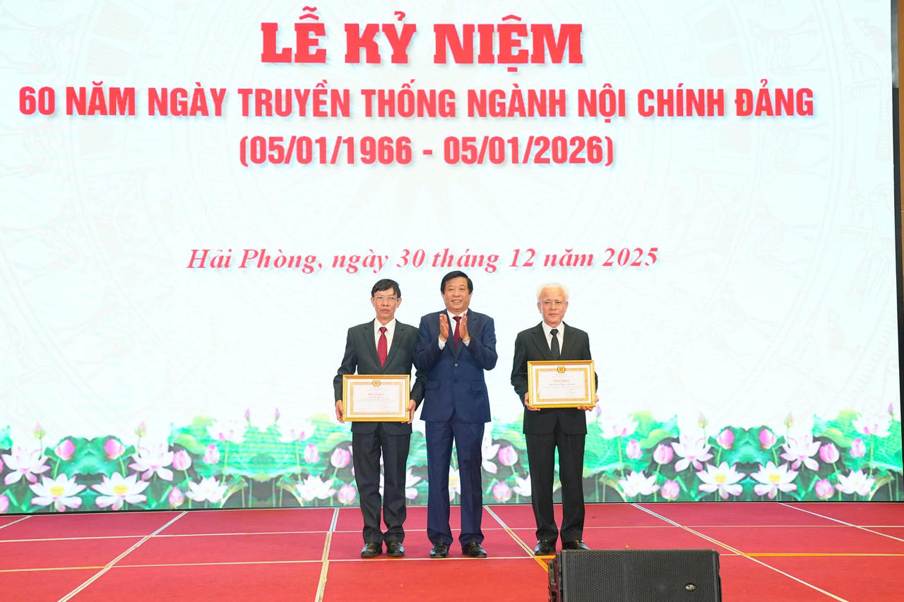 Phó Trưởng Ban Nội chính Trung ương trao Bằng khen của Ban Nội chính Trung ương cho tập thể, cá nhân.