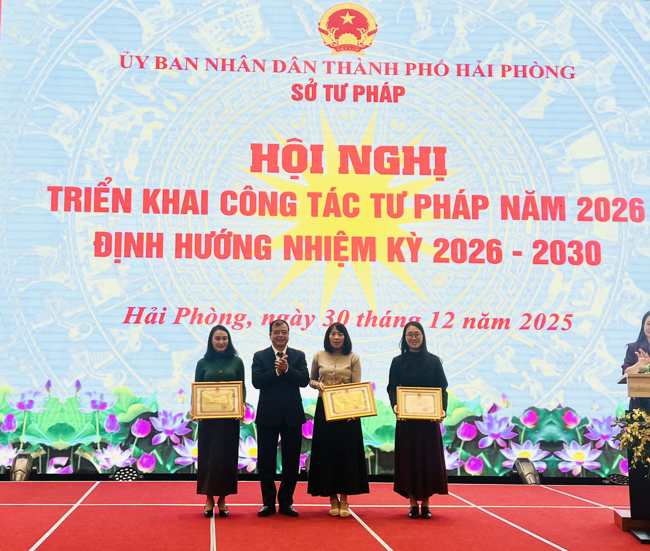 Phó Chủ tịch UBND TP Nguyễn Minh Hùng tặng bằng khen của Chủ tịch UBND TP cho tập thể và cá nhân có thành tích xuất sắc trong công tác tư pháp năm 2025.