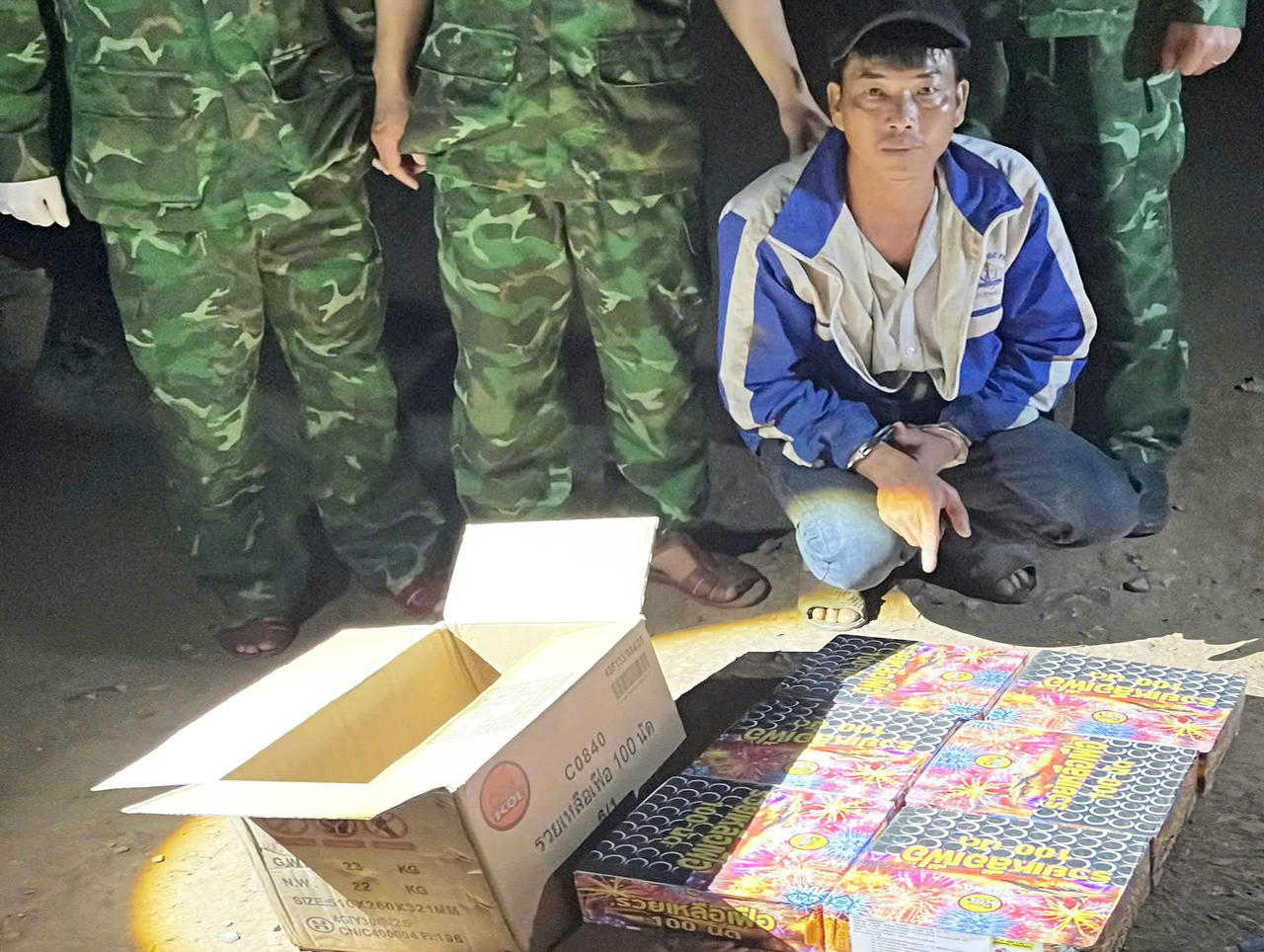 Đoàn Hoài Cương (trú tại xã Lao Bảo) bị bắt giữ với hành vi vận chuyển trái phép pháo hoa nổ qua biên giới. 