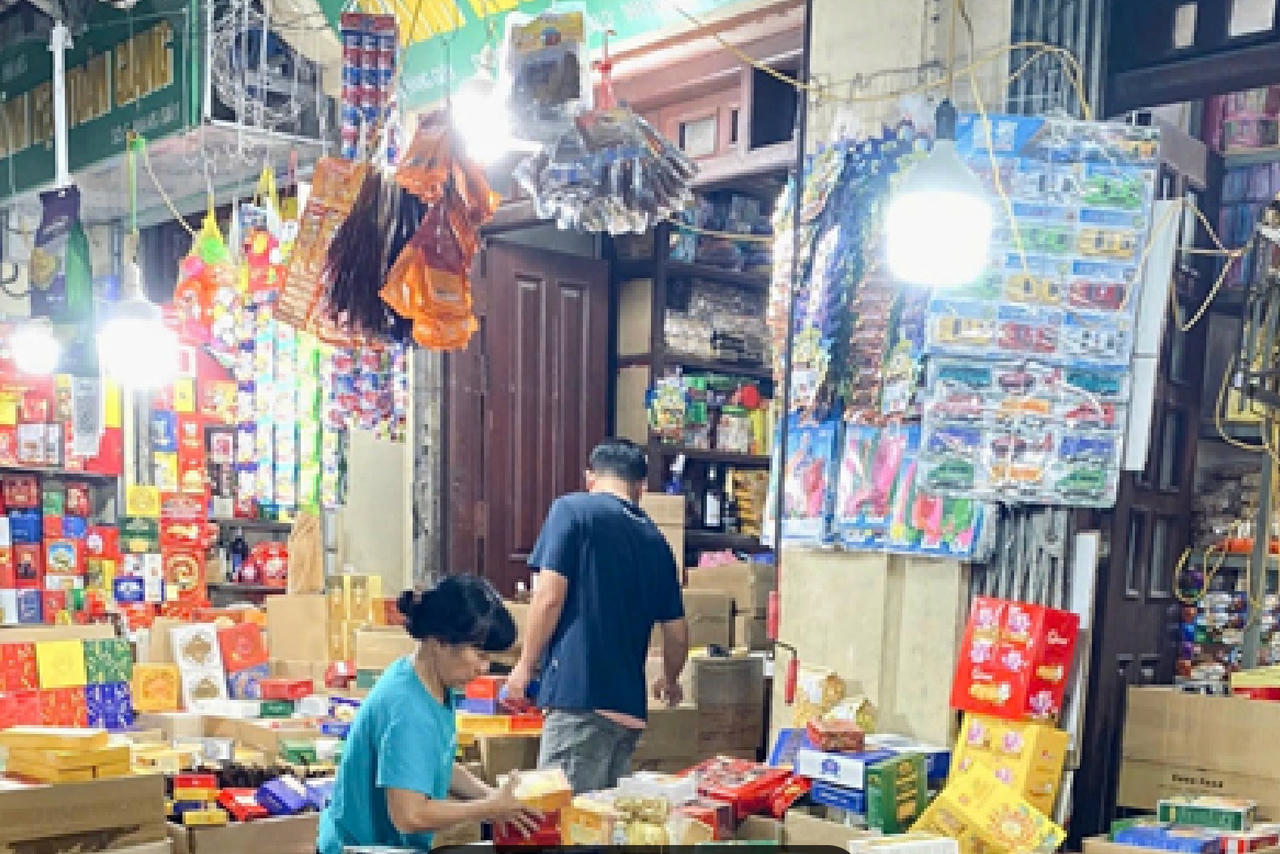 Thị trường bánh kẹo Tết vẫn chưa mấy sôi động. (Ảnh minh họa: ĐT)