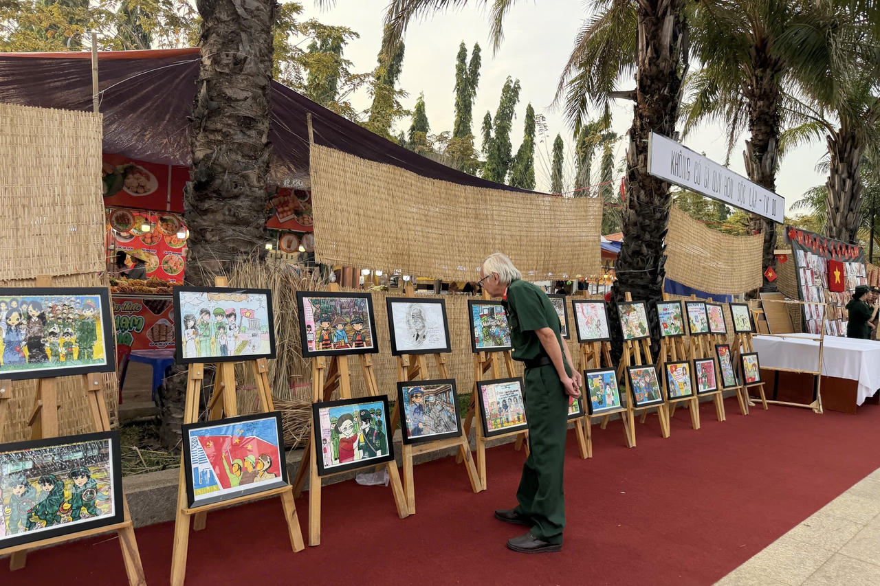 Một cựu chiến binh đang tham quan "Trạm ký ức" tại Công viên Dương Tử Giang.