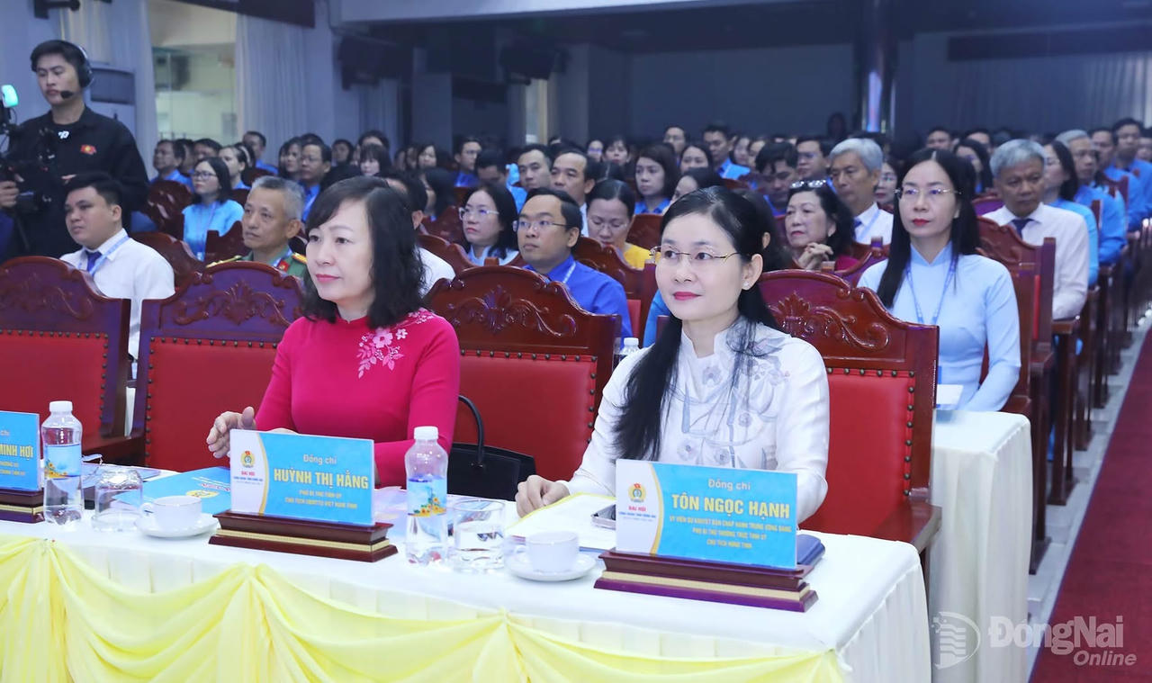 Bà Tôn Ngọc Hạnh, Phó Bí thư Thường trực Tỉnh ủy, Chủ tịch HĐND tỉnh; bà Huỳnh Thị Hằng, Phó Bí thư Tỉnh ủy, Chủ tịch Ủy ban MTTQ Việt Nam tỉnh Đồng Nai (Ảnh: BĐN).