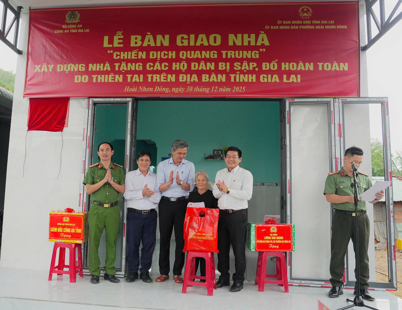 Các đơn vị trao tặng quà hỗ trợ cho hộ bà Nguyễn Thị Ba.