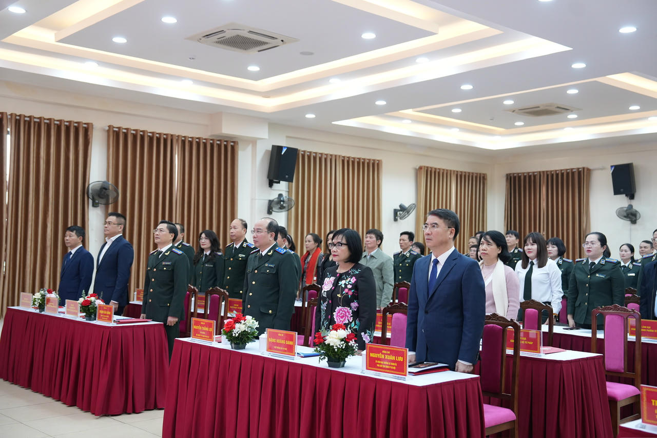 Các đại biểu thực hiện nghi thức Chào cờ.