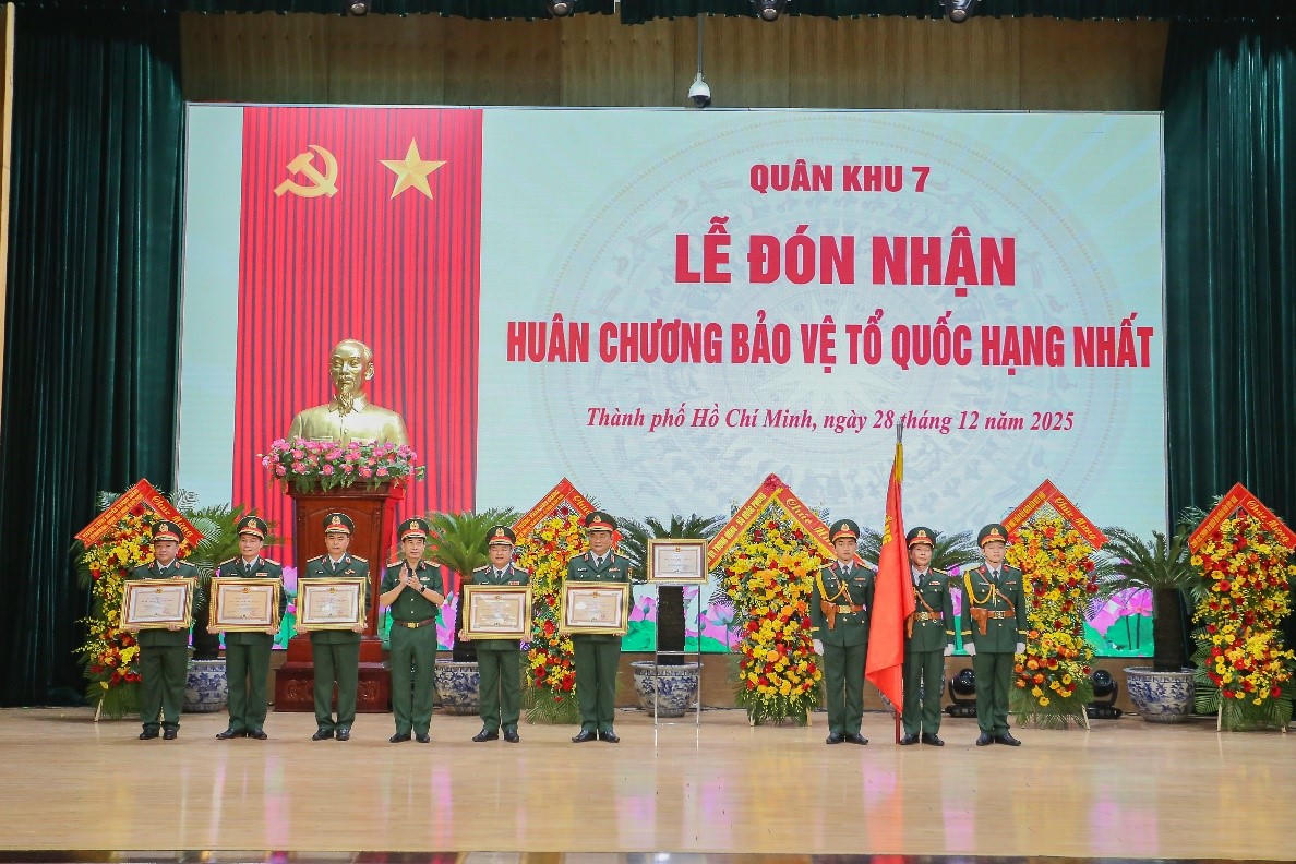 Đại tướng Phan Văn Giang, Ủy viên Bộ Chính trị, Phó Bí thư Quân ủy Trung ương, Bộ trưởng Bộ Quốc phòng thừa ủy quyền của Chủ tịch nước trao tặng Huân chương Bảo vệ Tổ quốc hạng Ba cho các cá nhân thuộc Quân khu 7.