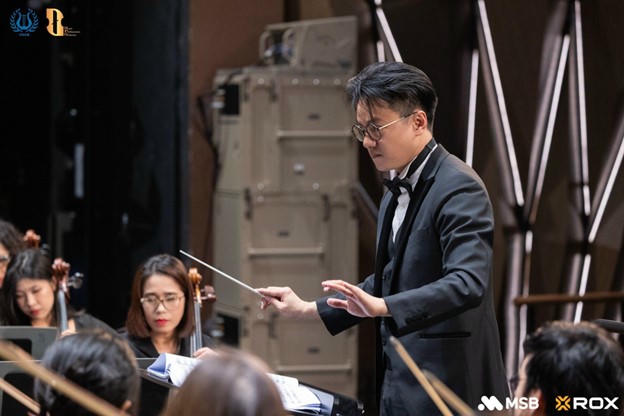  Nhạc trưởng Trần Nhật Minh mang đến một tinh thần mới mẻ, trẻ trung và cởi mở cho hòa nhạc năm mới