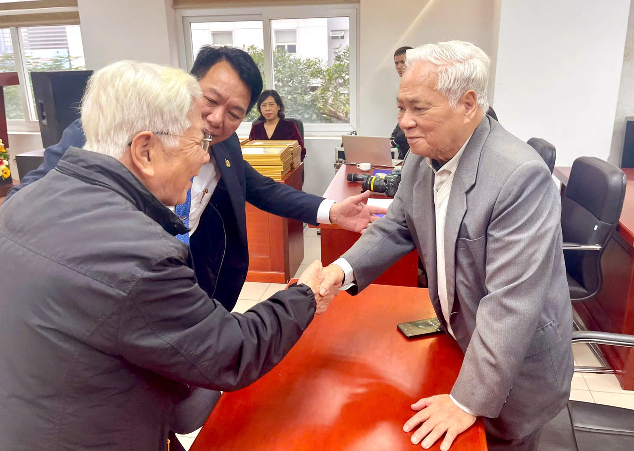 Nhà báo, NSNA Đinh Quang Thành hân hoan khi gặp Nhà báo Phạm Đức Lượng dự Hội nghị ( Ảnh: CLB Ảnh báo chí )