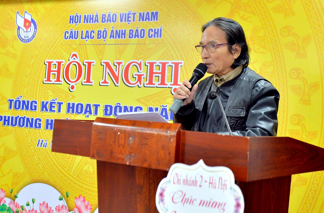 Nhà báo Vũ Hoàng Thương – Trưởng Chi nhánh 10 (Bắc Ninh) báo cáo về hoạt động của chi nhánh tại Hội nghị tổng kết CLB&nbsp;( Ảnh: CLB Ảnh báo chí )