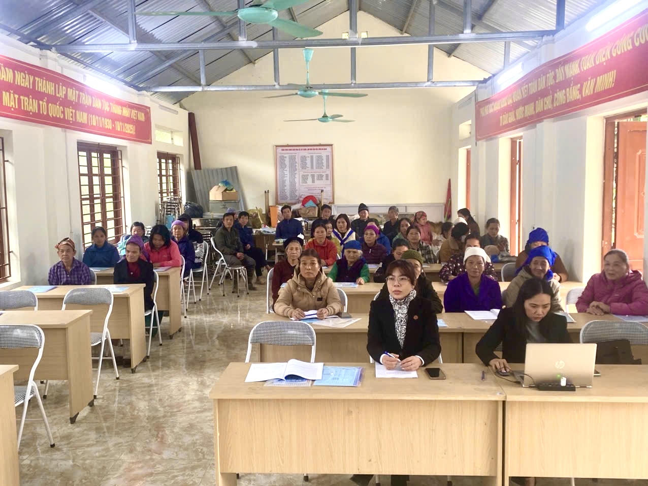 Tại Hội nghị, các đại biểu đã được nghe báo cáo viên của Sở Tư pháp phổ
biến những nội dung quy định của pháp luật về Hộ tịch, quy định của Luật Đất đai
năm 2024. (Ảnh: PV). 