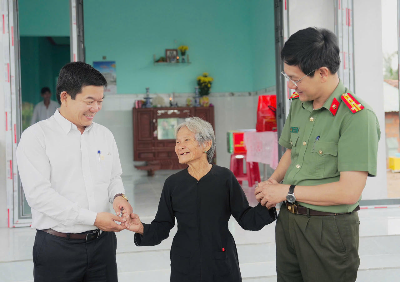 Bà Nguyễn Thị Ba chia sẻ niềm vui với lực lượng Công an và chính quyền địa phương.