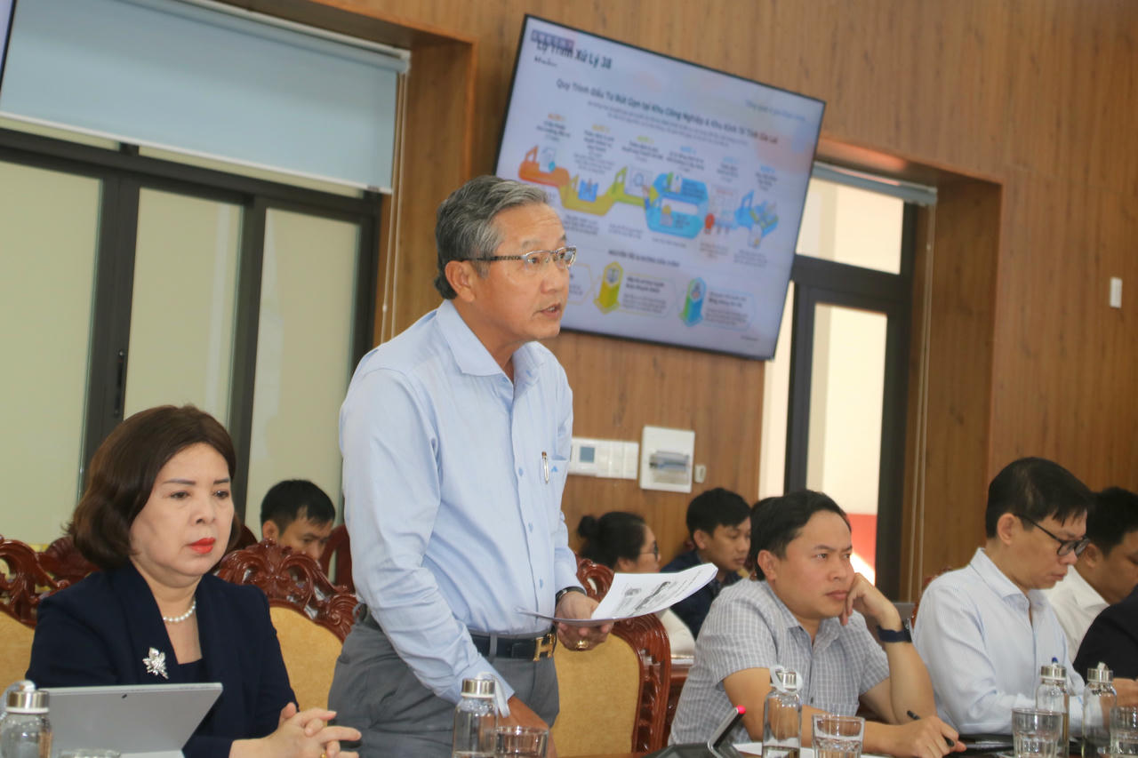 Lãnh đạo Ban Quản lý Khu kinh tế tỉnh Gia Lai thông tin việc cắt giảm, đơn giản hóa các thủ tục hành chính về đầu tư trong khu kinh tế, khu công nghiệp.