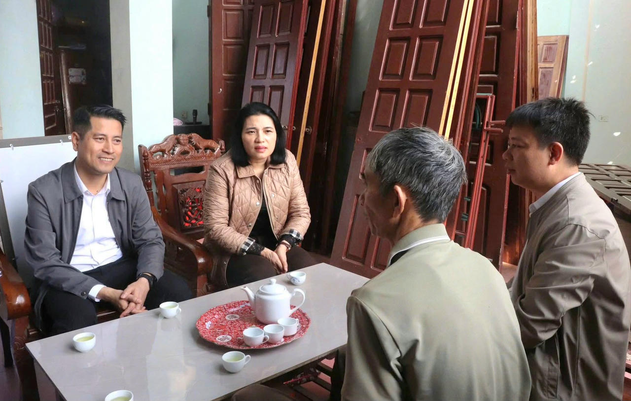 Bà Trần Thị Thùy Dung - Phó Chủ tịch UBND phường Lào Cai gửi lời chúc Giáng sinh an lành, đầm ấm tới Trưởng Ban hành giáo, các tu sĩ và toàn thể bà con giáo dân giáo họ Sơn Mãn.