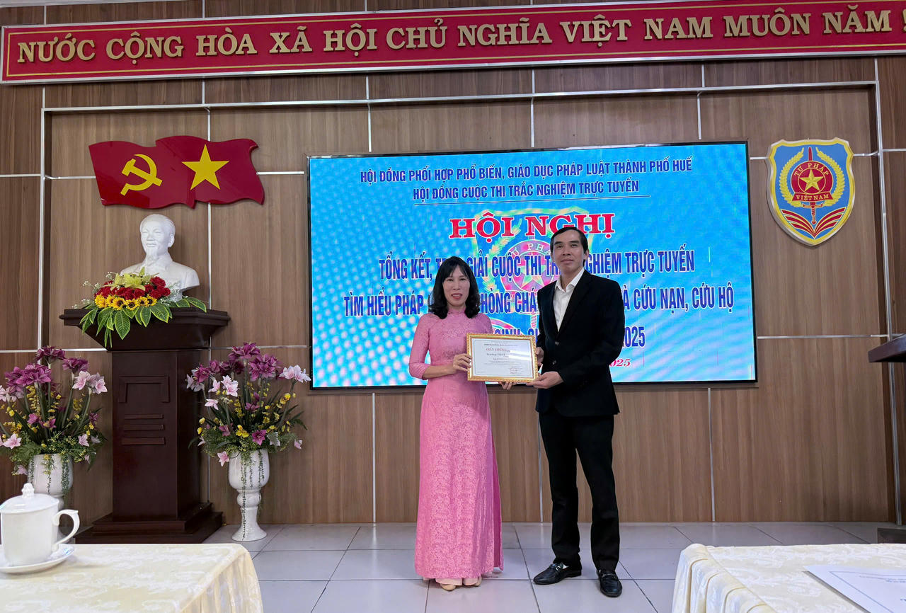 Lãnh đạo Sở Tư pháp TP Huế trao giải Nhất cho trong hạng mục tập thể cho Trường THPT Phú Bài&nbsp;