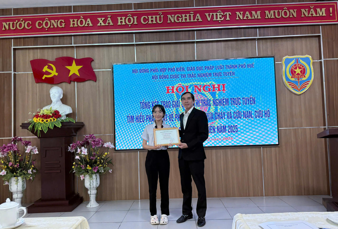 Trao giải Nhất cho học sinh Nguyễn Yến Nhi (Trường THPT Phú Bài)&nbsp;