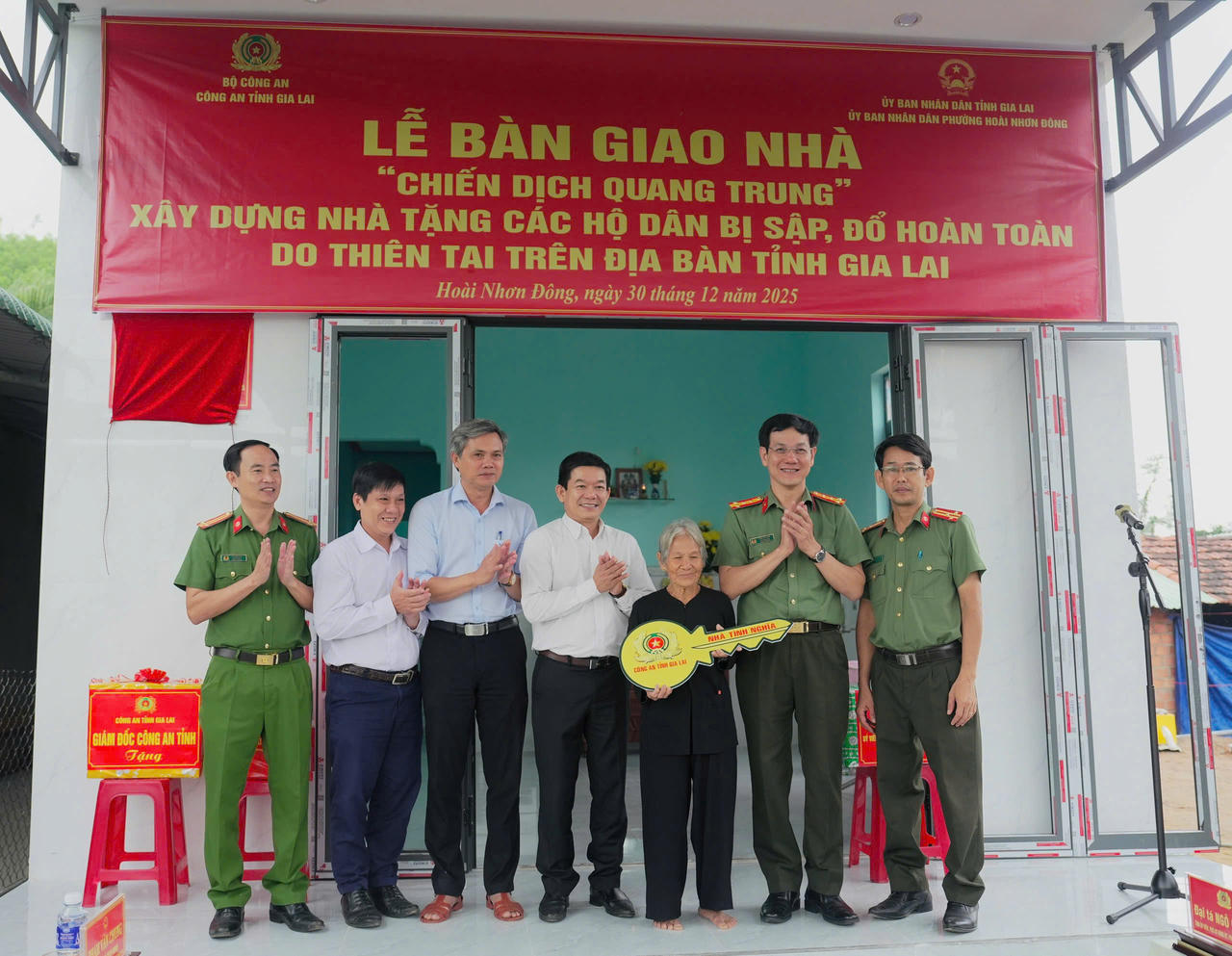 Các đơn vị tổ chức khánh thành và bàn giao nhà ở cho hộ bà Nguyễn Thị Ba.