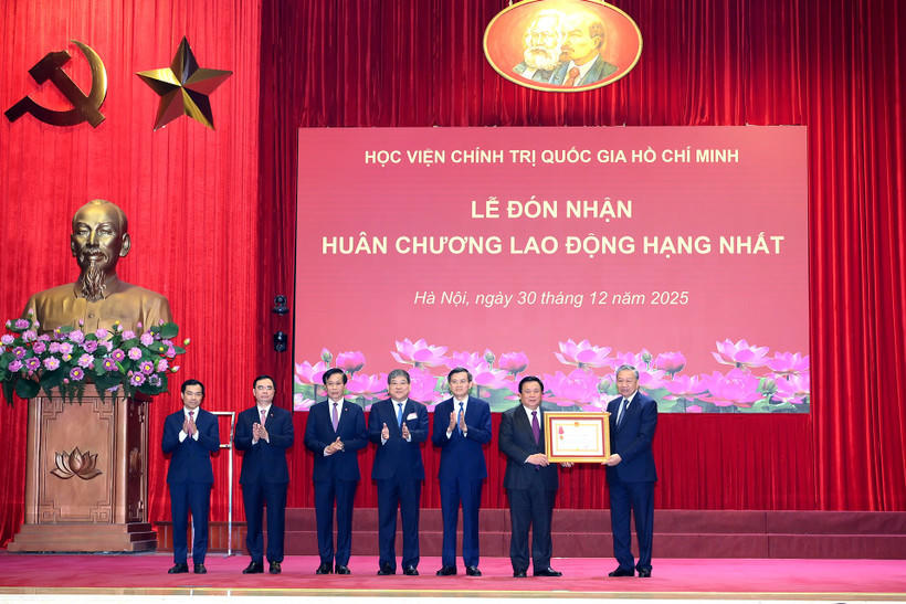 Tổng Bí thư Tô Lâm trao Huân chương Lao động hạng Nhất tặng Học viện Chính trị Quốc gia Hồ Chí Minh. Ảnh: Đăng Khoa