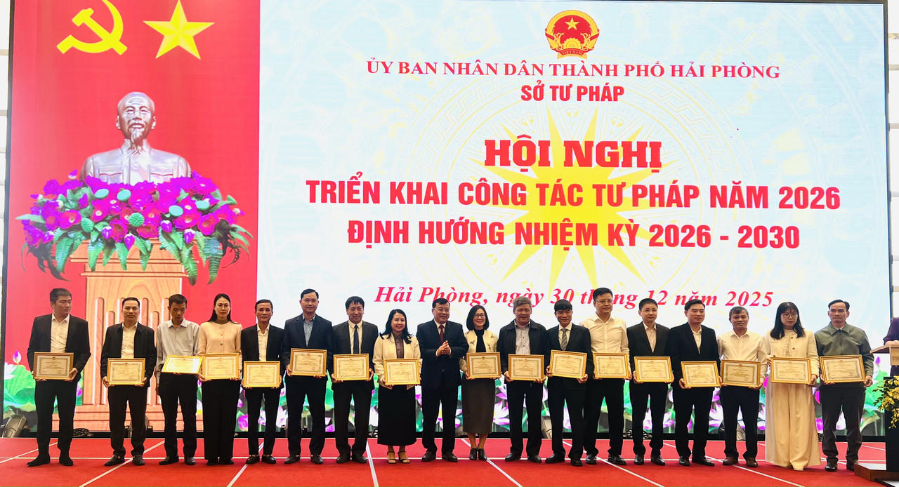 Giám đốc Sở Tư pháp&nbsp;Ngô Quang Giáp tặng giấy khen cho các tập thể, cá nhân có thành tích xuất sắc.